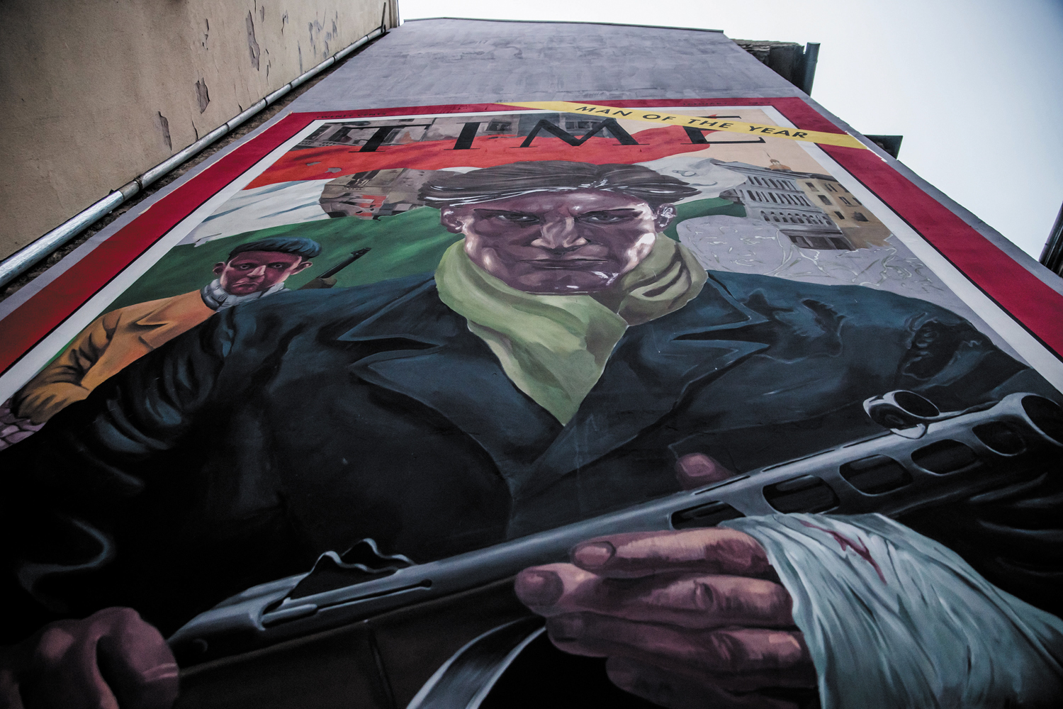 1956 - A Time magazin cรญmlapja egy fลvรกros hรกz falรกn