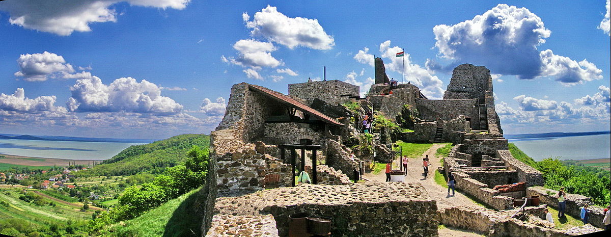 szigliget-castle-view-towards-upper-ruins-with-lake-balaton-in-the-background